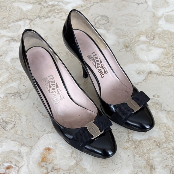 Salvatore Ferragamo Vara Bow Classic Leather Heels Pumps - Picture 2 of 12